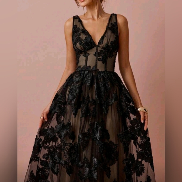New Chic Floral Embroidered Applique Full Midi Dress Black Sleeveless - Picture 2 of 10
